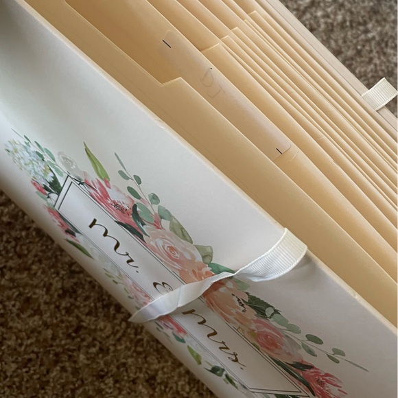 Mr. & Mrs. Expandable File Folder for Wedding Planning - Picture 7 of 7